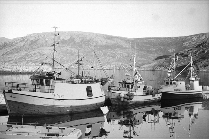 Barche ormeggiate nel porto di Skarsvåg in Novrvegia